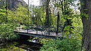 Brug 2170, brug uitgevoerd met sierlijk hek tussen huis Frankendael en zuidelijk deel van het park.