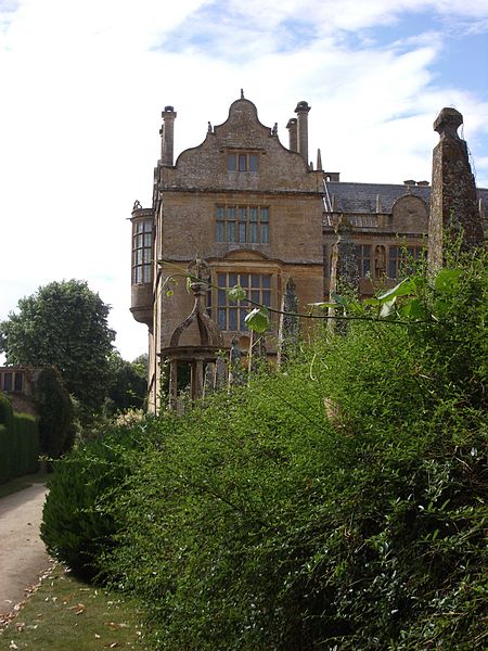 File:Elizabethan Splendor, Montacute House (338479812).jpg