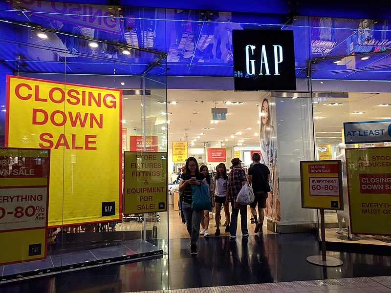 File:Gap store in the Westfield Sydney closing down sale December 2017.jpg