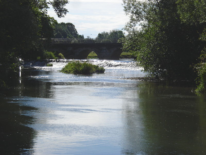 File:L'Armançon à Tonnerre (Yonne, Fr).JPG