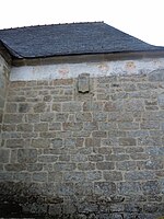 Armes des seigneurs de Restinois peintes sur le mur extérieur de la chapelle Nord.