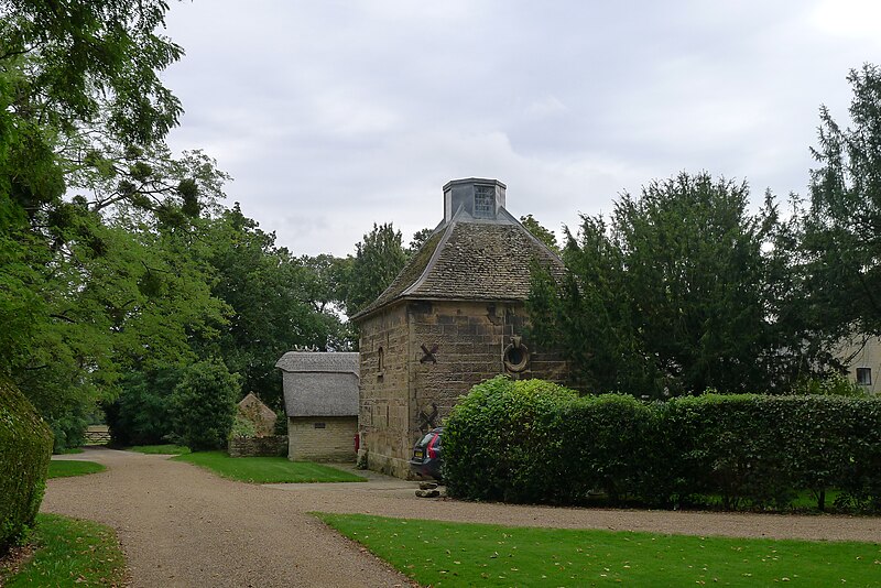 File:Dovecote, Casewick Hall (geograph 6596147).jpg