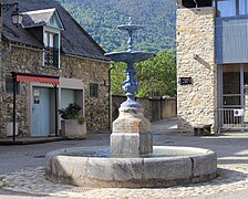 La fontaine de la place.