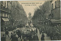 Photo du cortège avec un char, tiré par quatre chevaux, porteur d'un paysage au milieu duquel se trouve le bœuf gras