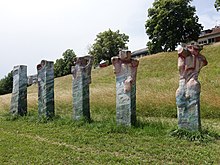 Rheinpark-Uferweg am Adelberg, Skulpturengruppe, Evolution. Von Leonhard Eder (* 1933) Bildhauer. Die kolorierten Betonstelen sind ein Geschenk Eders an die Stadt Rheinfelden, Baden. Standort, Rheinpark-Uferweg am Adelberg (ehemaliges Gelände der Kleinen Landesgartenschau „Grün 07“).