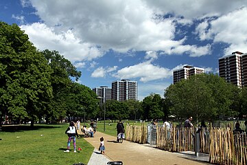 シェパーズ・ブッシュ・グリーン (Shepherd's Bush Green). またはシェパーズ・ブッシュ・コモン (Shepherd's Bush Common)