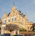 Zweigeschossige Villa auf hohem Souterrain