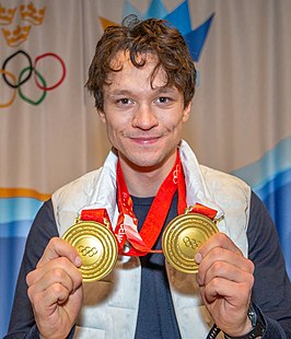 Nils van der Poel met zijn twee gouden medailles van de Olympische Spelen in Peking 2022.