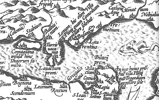 Ausschnitt aus der Karte des Comer Sees im Theatrum Orbis Terrarum. Der Herausgeber verortet die Plinius-Villen gegenüberliegend in Bellagio und Lenno. Die Tragödien-Villa ist markiert mit „In iugo huius pro(munturii) fuit villa Plinii qua Tragediam appellare solebat“, die Komödien-Villa mit „Ihic olim villa Plinii quam Comediam appellare solebat“