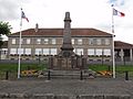 Le monument aux morts devant l'école.