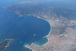 Vue aérienne de la baie de Cannes avec en fond le massif de l'Esterel et, au premier plan, la rade de la Croisette accueillant le Vieux-Port et le port Pierre-Canto et, sur la gauche, l'île Sainte-Marguerite.