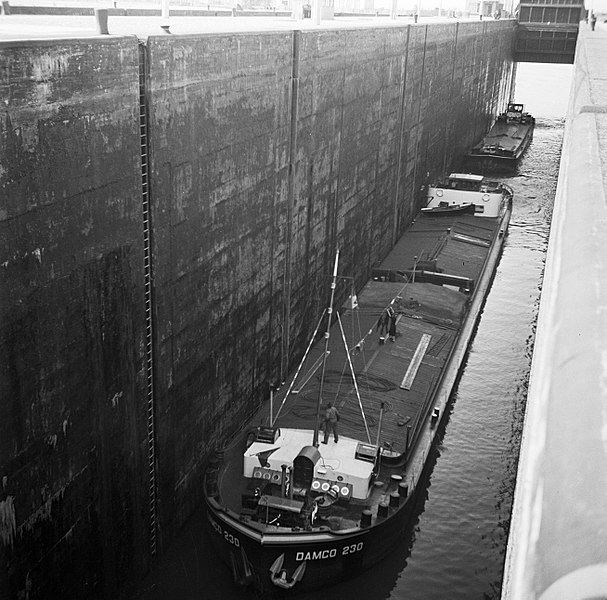 File:Damco 230 in de sluis in het Grand Canal d'Alsace bij Ottmarsheim, Bestanddeelnr 254-1214.jpg