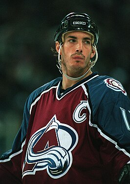 Sakic tijdens een wedstrijd in de Edmonton Coliseumin 1997