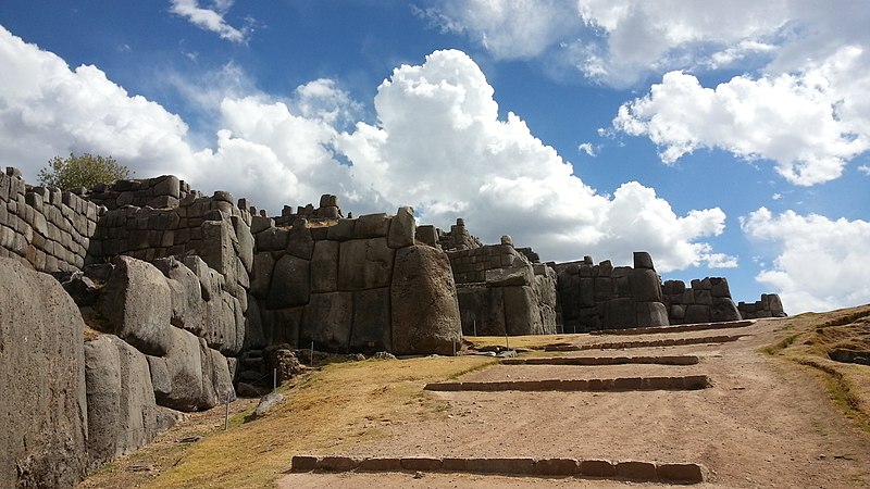 File:La bella e impresionante fortaleza de Sacsahuaman.jpg