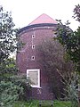 Rundturmbunker vom Typ Zombeck am Bahnhof Hasselbrook in Hamburg-Eilbek. Blick von Südosten.