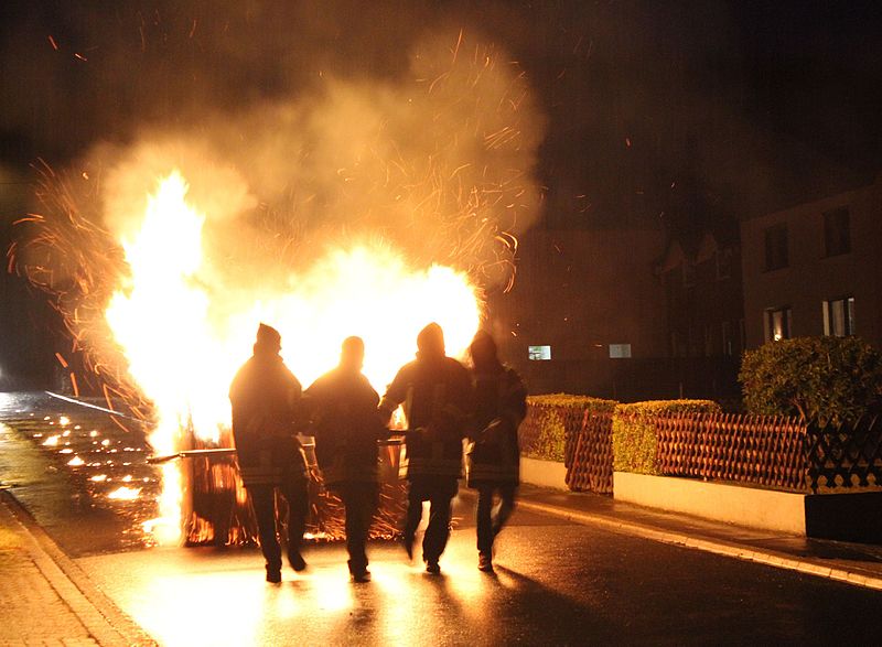 File:Steffeln (Eifel); brennendes Feuerrad a.jpg