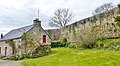 Les remparts de Quinipily, principal vestige subsistant de l'ancien château.