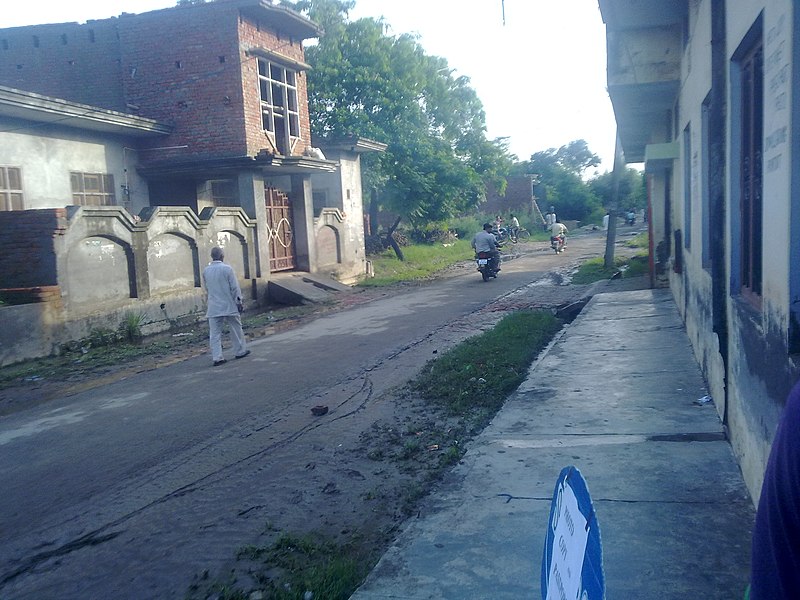 File:Bus stand mora - panoramio.jpg