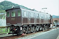 Japanische ED42 (1937–1947) mit zwei Motoren für Adhäsions- und einem für Zahnrad­antrieb, Nachbau der von SLM und BBC gelieferten ED41 (1926)