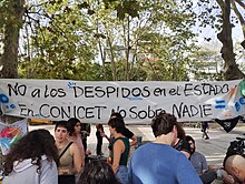 Se observa una pancarta con la leyenda "no a los despidos en el Estado, en CONICET no sobra nadie".