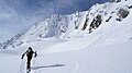 Versante nord, visibile al centro lo scivolo della classica alla parete nord (lo scivolo di dx nella foto).