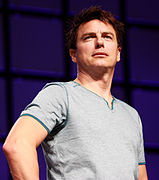 John Barrowman interprète Malcolm Merlyn / Dark Archer/ Ra's Al Guhl.