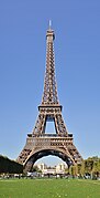 Eyfel Kulesi'nin Champ de Mars'tan görünüşü.
