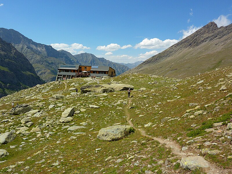 File:Refuge du Viso.jpg