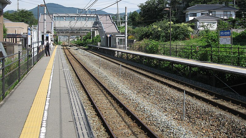 File:Shinano-railway-Tekuno-sakaki-station-platform-20110908-095706.jpg