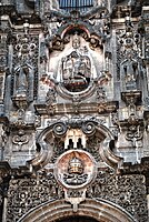 Св. Трійця на фасаді церкви Ла Сантісіма, Мехіко
