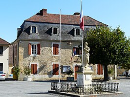 Het gemeentehuis te Maurac