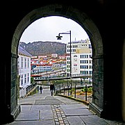 Nygårdshøyden i Bergen - Møhlenprisbakken gjennom Kulturhistorisk museum (mot sør).jpg