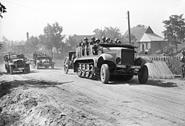 Sd.Kfz. 6/1 egy 10,5 cm leFH 18 tarack vontatása közben Lengyelországban, 1939.