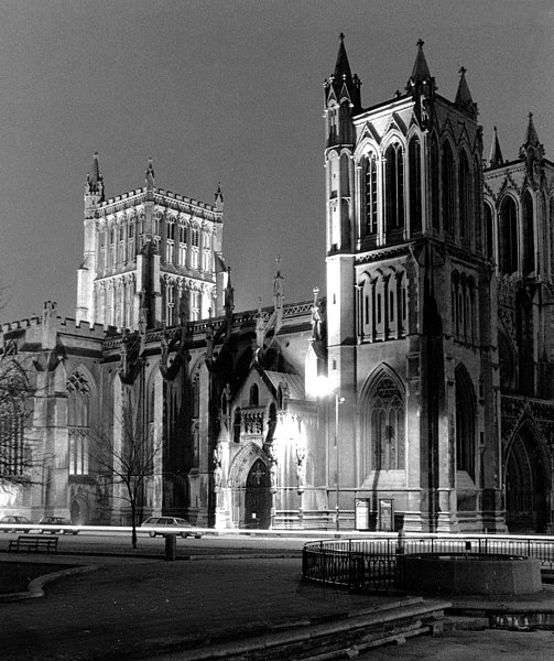 File:Bristol Cathedral at night 2 (2693195461).jpg