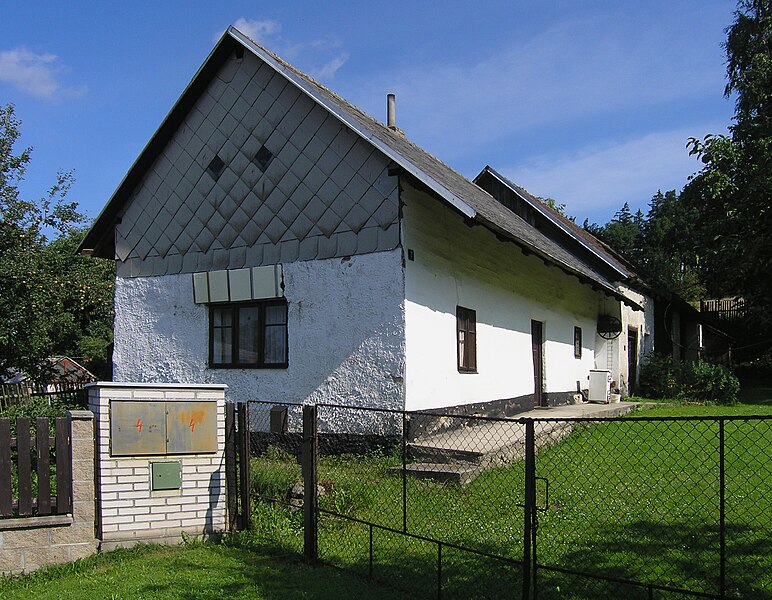 File:Chotýšany, Křemení, small house.jpg