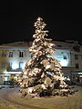 Sapin de Noël sous la neige à Pontarlier dans le Haut-Doubs.