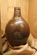 Musée d'histoire de Nantes - 694 - Gourde en grès, bellarmine.jpg