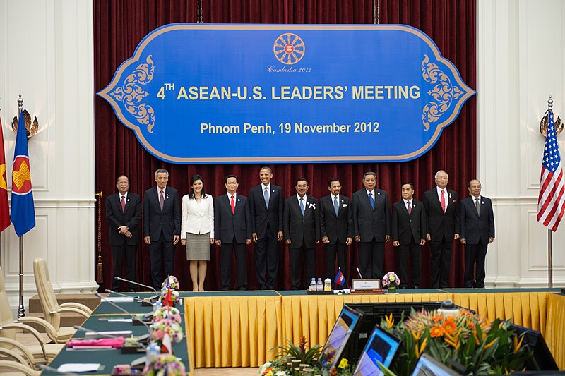 File:Obama and ASEAN leaders at Peace Palace.jpg