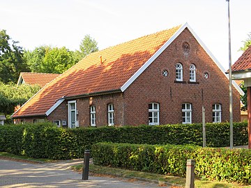 Altes Lehrerhaus in Stiekelkamperfehn, Schulstraße 13 gebaut 1864; heute als Dorfgemeinschaftshaus genutzt