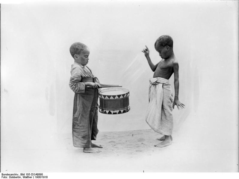 File:Bundesarchiv Bild 105-DOA0890, Deutsch-Ostafrika, Kinder mit Trommel.jpg