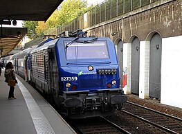 Une BB 27300 tracte une rame composée de VB 2N en direction de Paris.