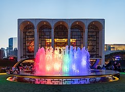 Le Lincoln Center for the Performing Arts illuminé pour la marche des fiertés de New York. Juin 2021.