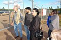 Lois Gibbs se encuentra en la entrada de la mina de sulfuro de Kennecott Minerals en construcción cerca del Lago Superior y Big Bay, MI