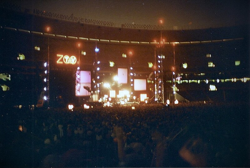 File:Zoo TV Tour 1992-09-03 Veterans Stadium pic f.jpg