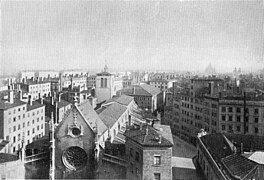 Le quartier Grolée vu du nord vers 1890. Noter la cure dans « l'immeuble des trois façades » à l'ouest qui obstrue la rue Grolée. Le Grand Bazar est déjà construit (angle en bas à droite de la photo).