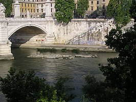 Restanten van de Pons Neronianus met links de Ponte Vittorio Emanuele II