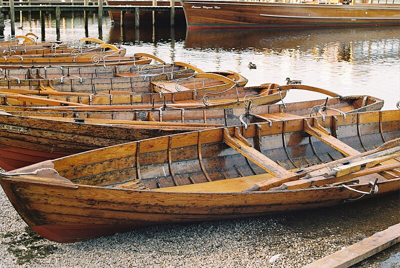 File:BoatsAtDerwentWater.JPG