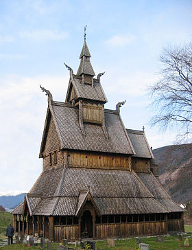 Une église tout en bois à plusieurs niveaux.