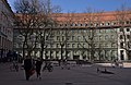 Frauenplatz Westseite mit Blick auf die Rückseite des Polizeipräsidiums an der Augustinerstraße