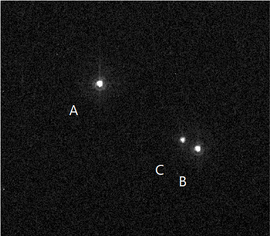 ハッブルACS/HRCによる3つの恒星全てを示す画像。画像の左上はLTT 1445Aで、右下はLTT 1445B・Cのペア。